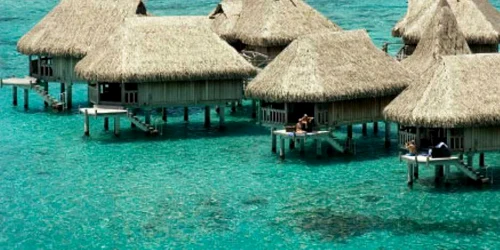 Bungalowurile din insula Bora Bora sunt locul ideal pentru o vacanţă exotică şi romantică