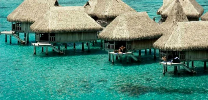 Bungalowurile din insula Bora Bora sunt locul ideal pentru o vacanţă exotică şi romantică