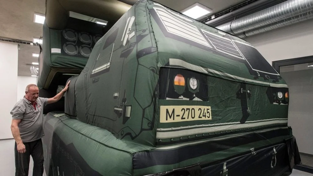 Tancuri gonflabile și manechinele care „transpiră” ca soldații. Tactici de diversiune pe frontul ucrainean