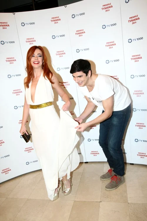 Ioana se amuză copios cu Alex, colegul de la pupitrul "Cronicii Cârcotaşilor"