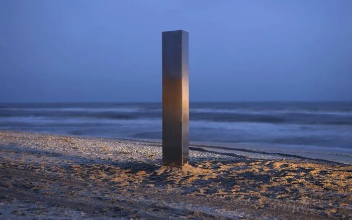 Inițial, structura metalică bizară a apărut în județul Neamț. cineva a mutat-o de acolo și a plantat-o la malul măriiSursa foto: ct100.ro