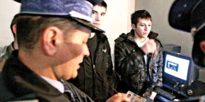 Huliganii şcolari şi chiulangiii vor fi urmăriţi de comisia de disciplină, alcătuită din poliţişti şi profesori
