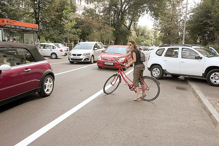 Str. Polonă: Biciclista din imagine a fost întoarsă din drum de poliţişti