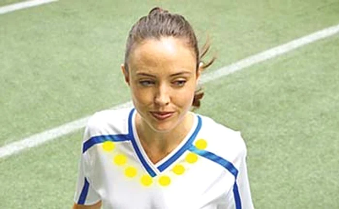 
    Se conectează prin bluetooth la telefon  şi transmite informaţii importante  ale partidei de fotbal  