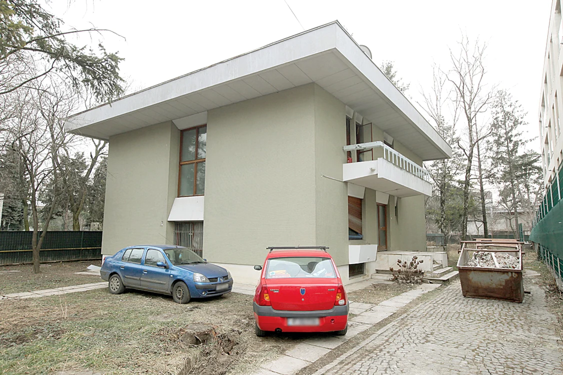 În aprilie, toţi muncitorii se ocupau doar de interior