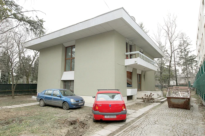 În aprilie, toţi muncitorii se ocupau doar de interior