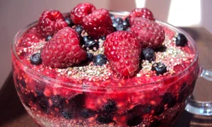 budinca din zmeura cu afine si seminte de chia jpeg