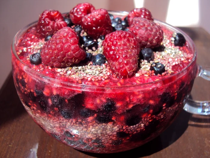 Budincă din zmeură cu afine şi seminţe de chia