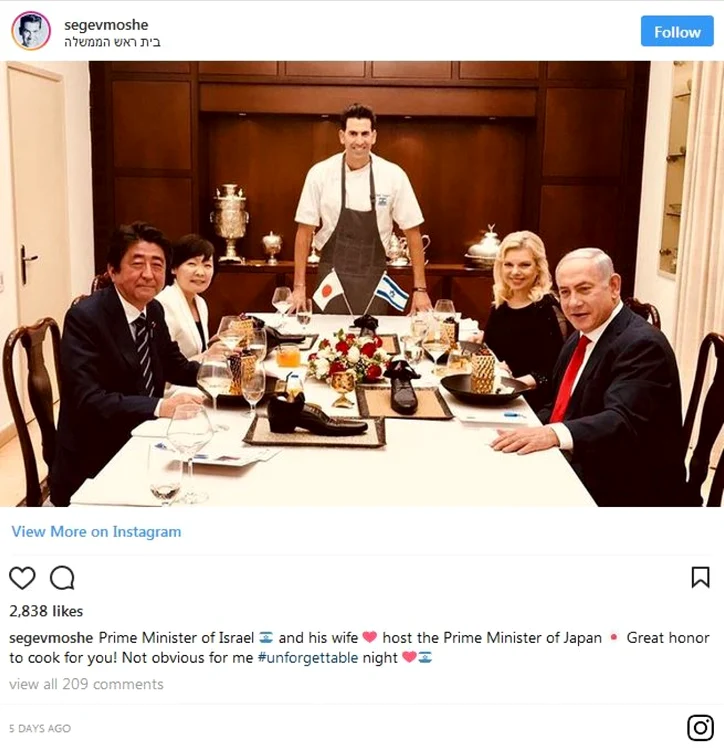 Premierul nipon Shinzo Abe si premierul israelian Benjamin Netanyahu servind praline de ciocolata in pantofi
