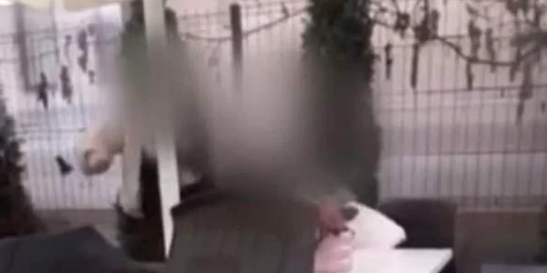 fata batuta de o colega foto captura video jpg