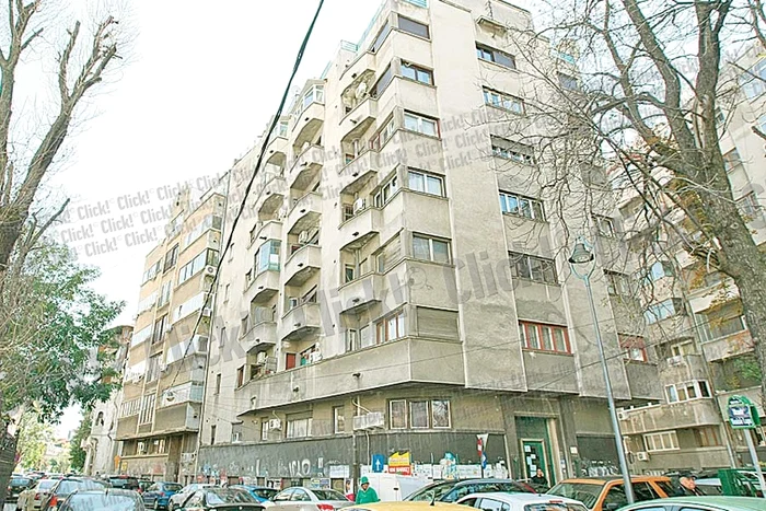 Maria Rudeanu ne arată  în ce hal sunt pereţii  din dormitor. Cutremurele  au lăsat urme adânci(Fotografii: Dorin Constanda )