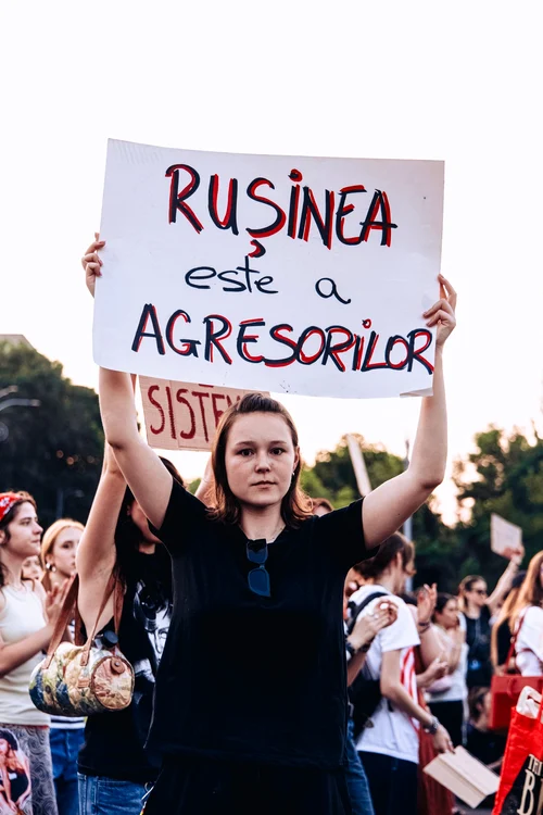 Tânără la un protest pentru siguranța femeilor FOTO Facebook/ Centrul FILIA