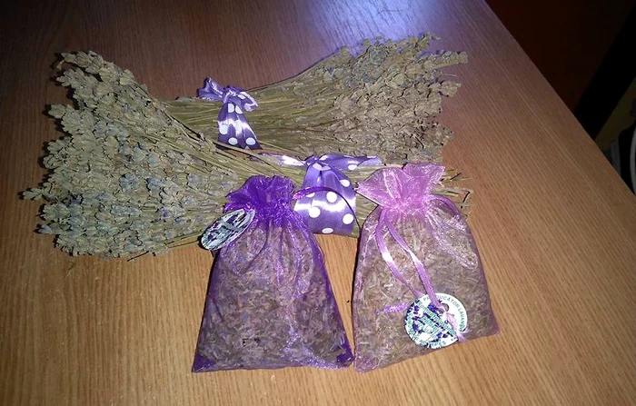 După ce se lasă la uscat în magazie, levănţica este amabalată în săculeţi