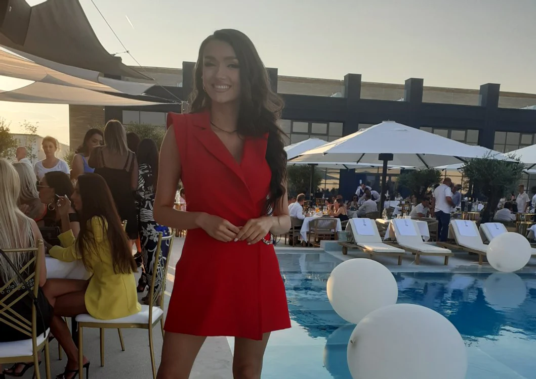 
    Viviana Sposub a venit singură, dar a întors toate privirile  