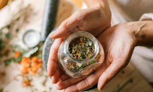 Poza de cover  5 modalitati de a ti proteja sanatatea sistemului respirator cu sprijinul remediilor naturiste Persoana, borcan, plante medicinale, masa jpg