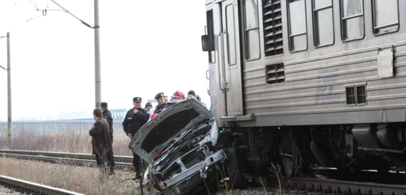 Şoferul a fugit de la locul accidentului cu plăcuţele de înmatriculare foto: Adevărul