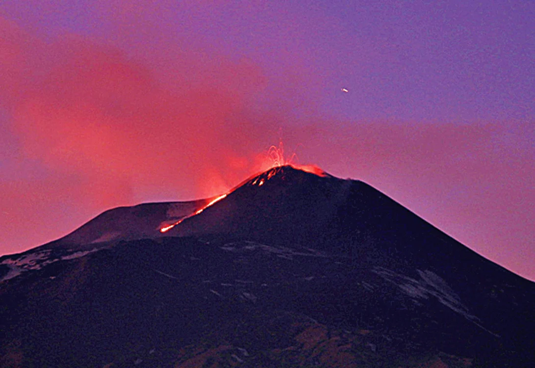 Etna a luminat incandescent cerul
