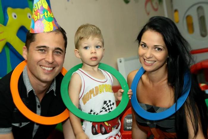 Deea şi Dinu Maxer, alături de băiatul lor, Andreas