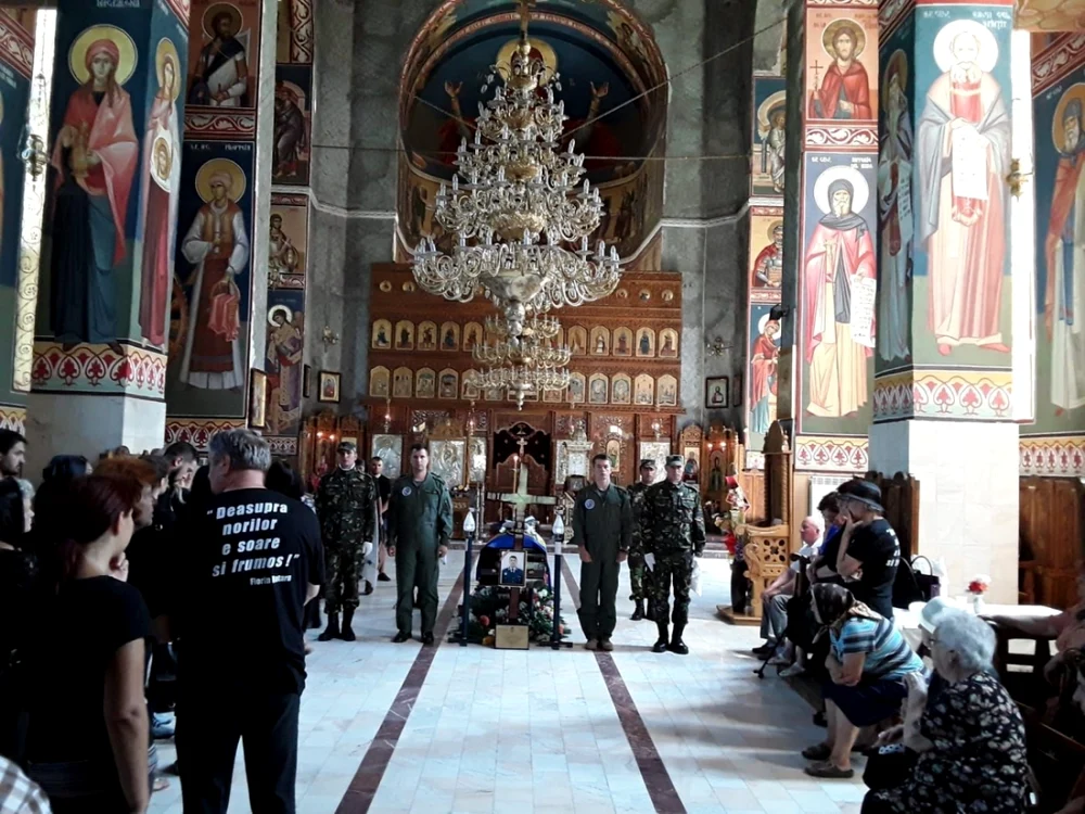 Trupul neînsufleţit al pilotului Florin Rotaru, depus la catedrala din Feteşti FOTO Ana Maria Mazilu/Radio Orion