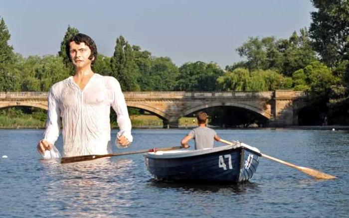 Statuia ce-l reprezintă pe Colin Firth se va muta în mai multe locuri şi va ajunge în Lyme Park din Cheshire, unde va rămâne până în februarie. FOTO Rex Features