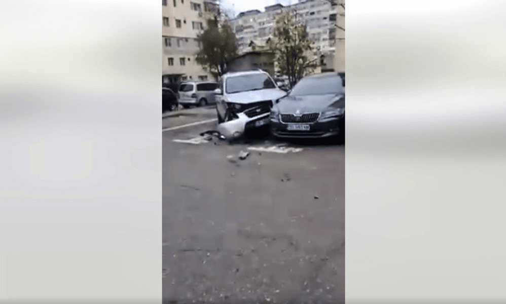 O autospecială de gunoi a avariat șapte autoturisme parcate, în Târgoviște. La volan se afla o șoferiță VIDEO