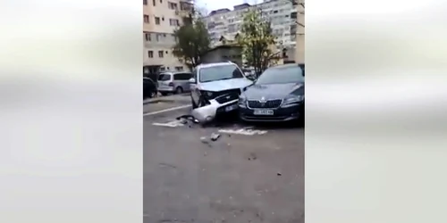 7 autoturisme au fost avariate de o mașină de gunoi. FOTO captură partenertv.ro