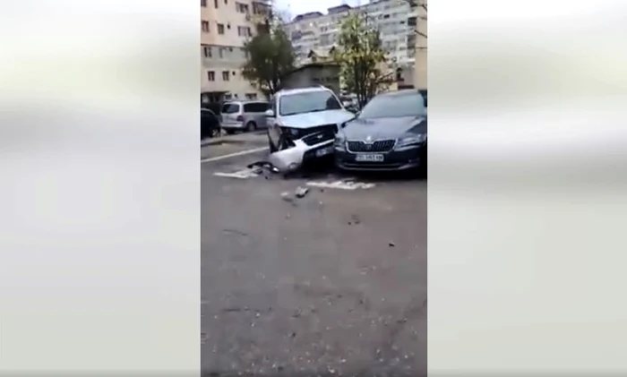 7 autoturisme au fost avariate de o mașină de gunoi. FOTO captură partenertv.ro