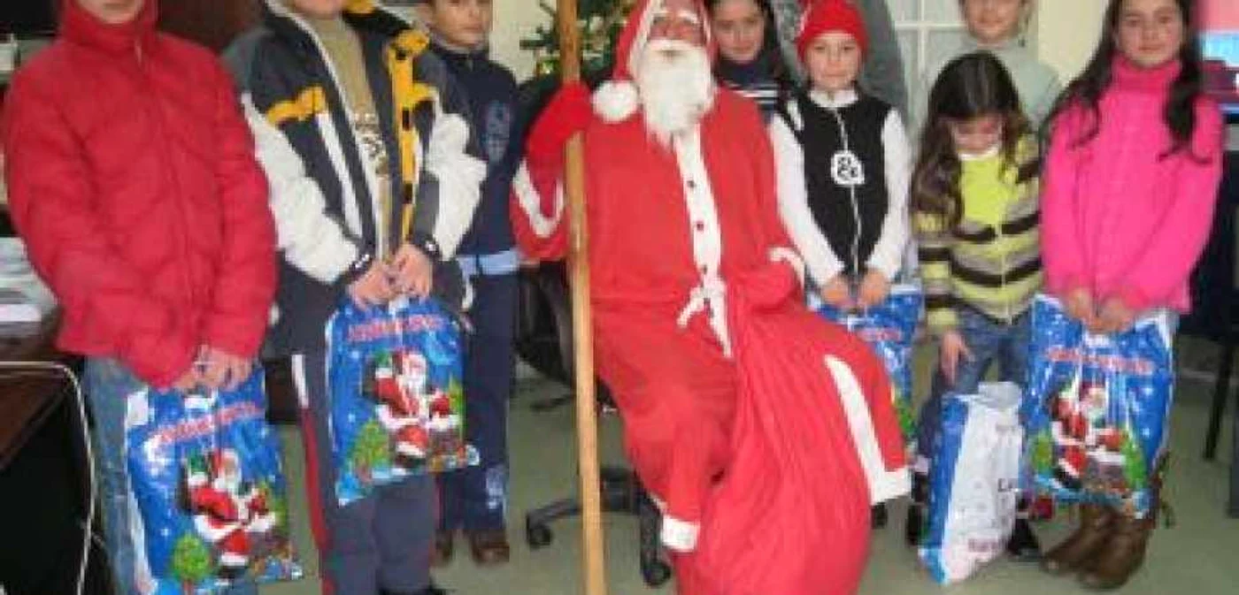 Nicolae Ţăranu asaltat de copii, foto Mădălina Grosu