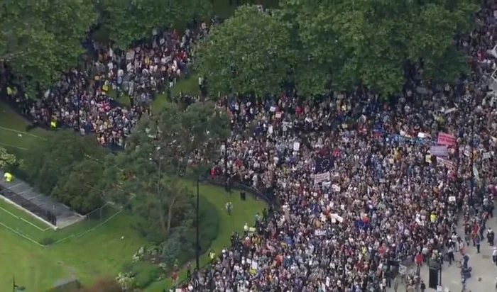 
    Mii de britanici participă la protestele anti-Brexit din Londrafoto: captură video BBC  