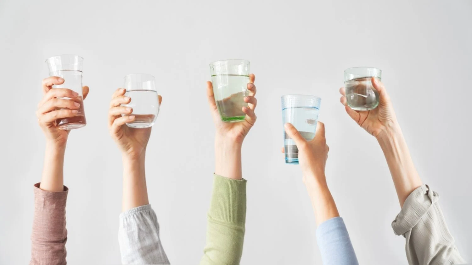 Diferența dintre apa de izvor și apa de masă: ce bei de fapt din sticlă?