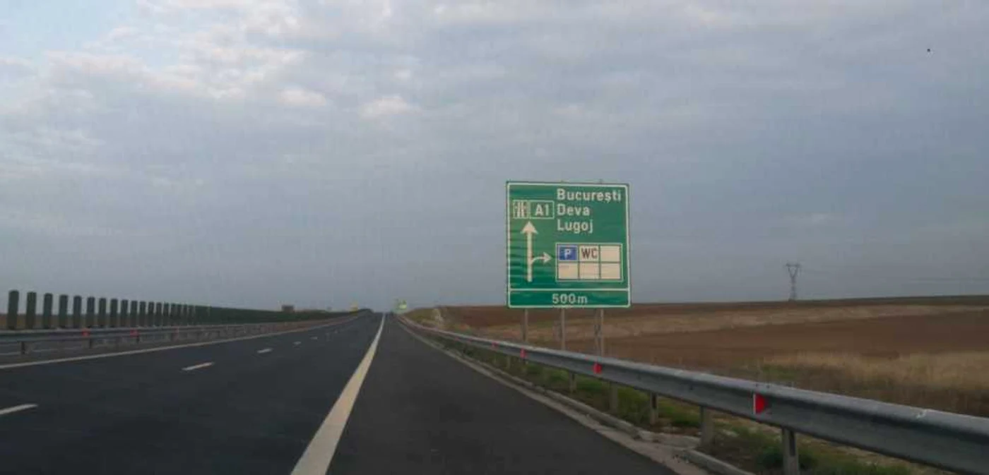 O toaletă de pe autostradă, închisă de autorităţi, figurează deschisă pe indicatoarele rutiere FOTO Daniel Dancea
