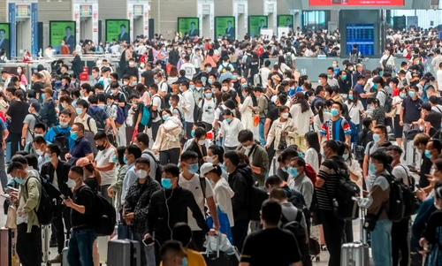 Angajați Foxconn din „orașul iPhone“ au plecat pentru a scăpa de restricții COVID FOTO Twitter 