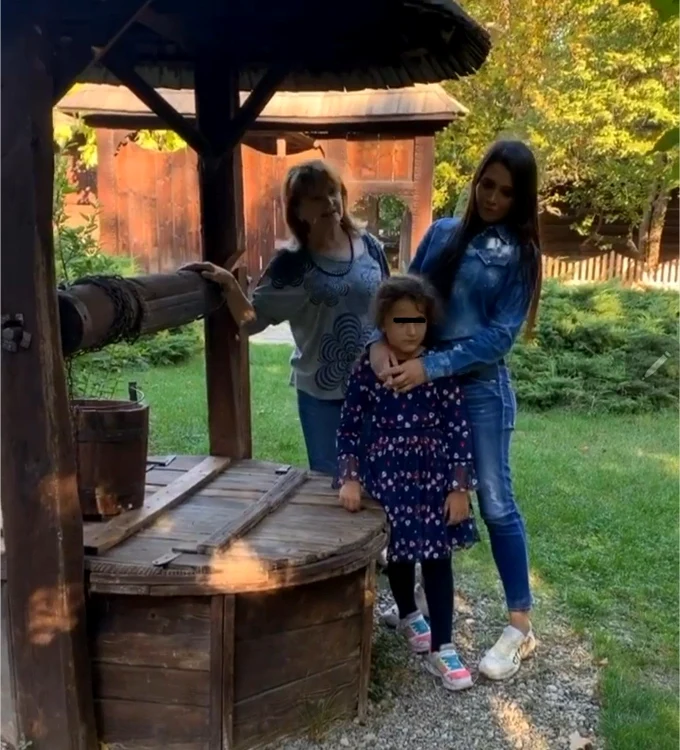Bunica Maria Băsescu, alături de fiica ei, Elena, și de nepoțica Sofia Anais