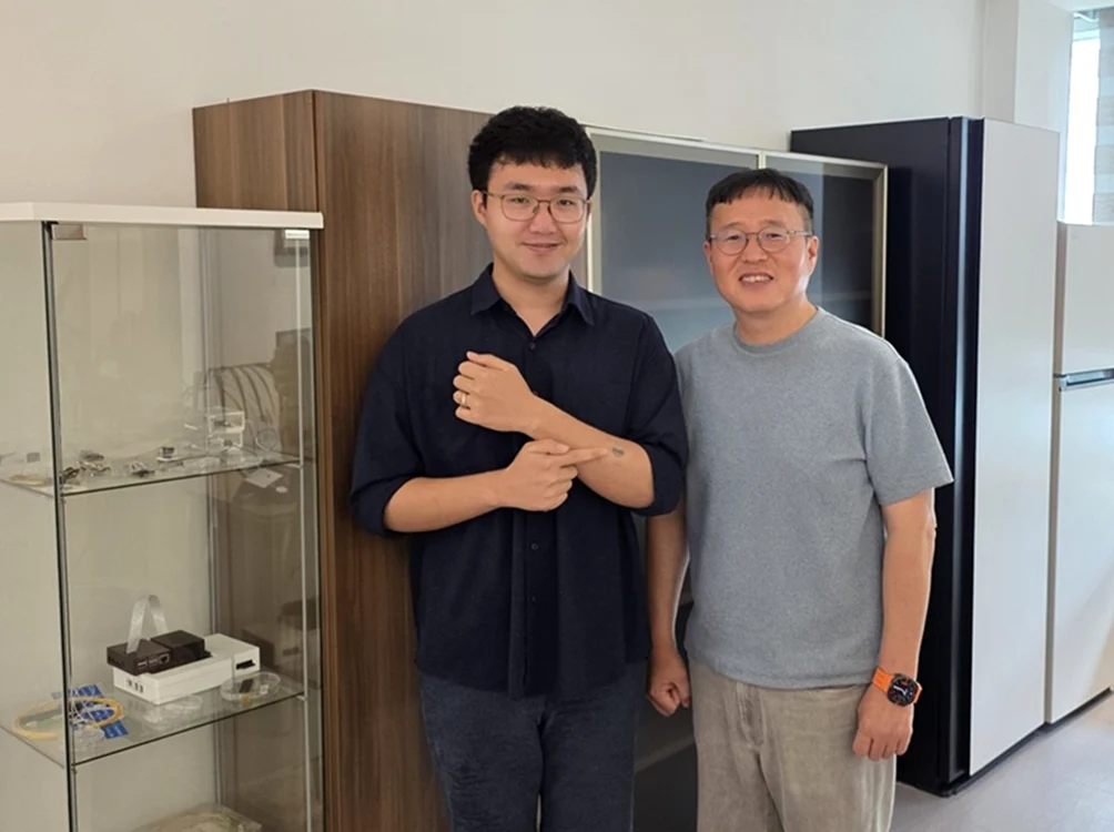 Cercetătorii coreeni Jaehun Jeon și Ki Hun Jeong și plasturele transdermic inteligent Foto KAIST