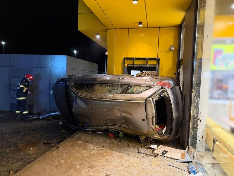 Accident teribil în Cluj: Un bărbat s-a răsturnat cu mașina și a intrat într-un magazin din parcarea unui mall
