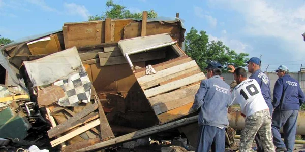 Reprezentanţii primăriei au demolat construcţiile ilegale ale romilor de pe Şanţul Cetăţii, monument istoric