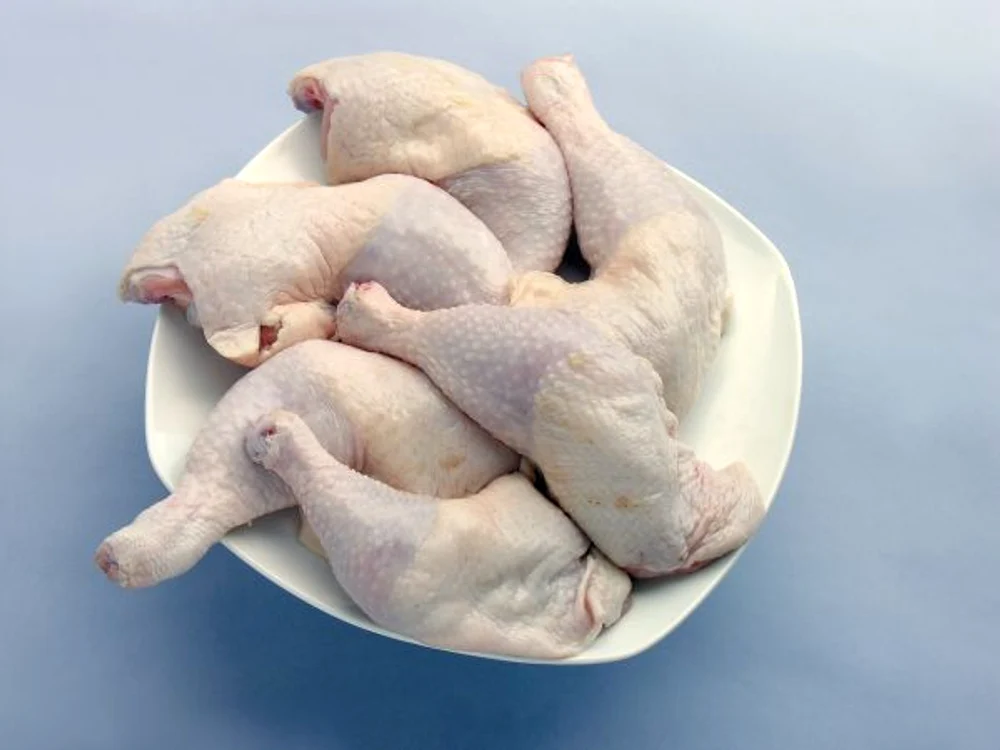 
    Intoxicația alimentară ar putea fi cauzată de prepararea insuficientă a puiului.www.clickpentrufemei.ro  