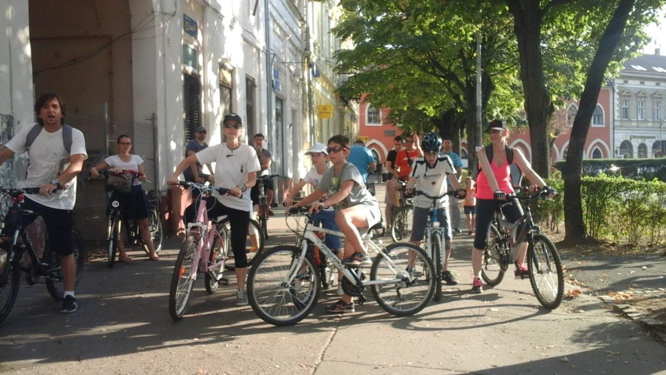 Peste 100 de participanţţi au pedalat vineri prin centrul municipiului Satu Mare. Foto. Adevărul