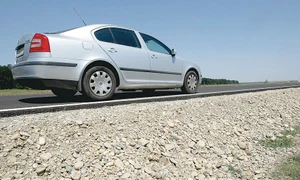 Poţi să cazi cu  maşina în râpa  de un metru   Garduri  nu există jpeg