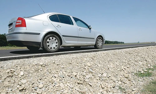 Poţi să cazi cu  maşina în râpa  de un metru   Garduri  nu există jpeg