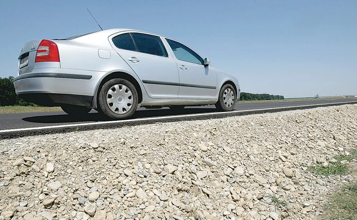 Poţi să cazi cu  maşina în râpa  de un metru.  Garduri  nu există