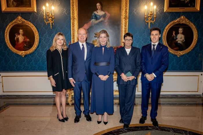 Prințesa Stephanie, cu frații și copiii săi, Prințul Albert, Prințesa Caroline, M  Louis Ducruet și dra Camille Gottlieb  jpg