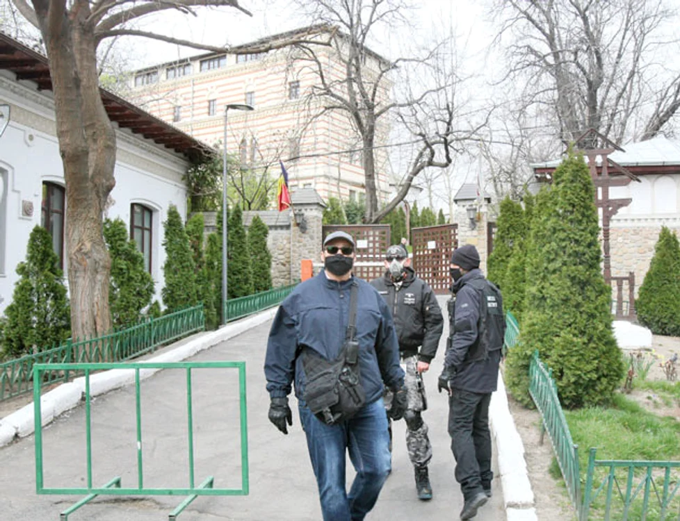 Paznici cu măști au vegheat  la liniștea enoriașilor la  mânăstirea Radu Vodă  