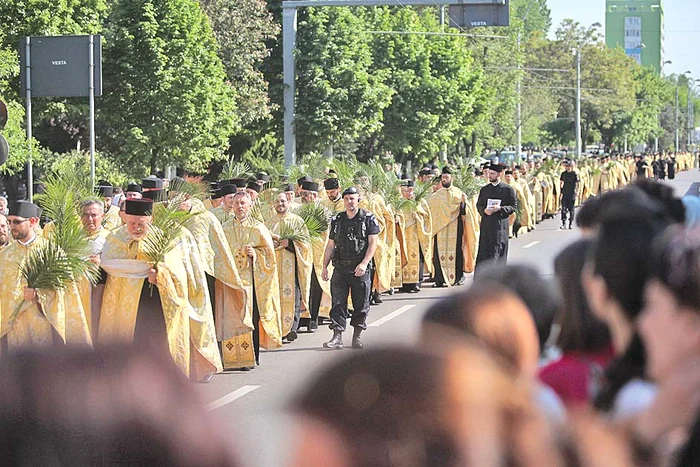 Preoţii însoţiţi de credincioşi s-au îndreptat spre Catedrala Patriarhală
