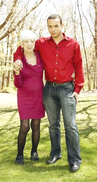 
    Marjorie McCool îl  înnebuneşte pe Kyle  Jones cu partide de  sex “acrobatice”  