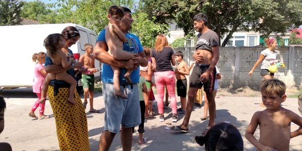 reportaj în Stoeneşti - în comunitatea de romi în care copiii sunt căsătoriţi la vârste fragede