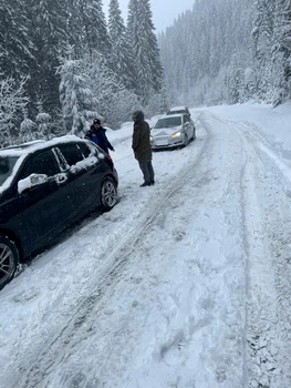 Înzăpeziți pe DN7A, pe drumul care duce spre pârtiile Transalpina Voineasa Foto Jandarmeria Vâlcea