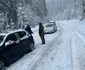 Înzăpeziți pe DN7A, pe drumul care duce spre pârtiile Transalpina Voineasa Foto Jandarmeria Vâlcea