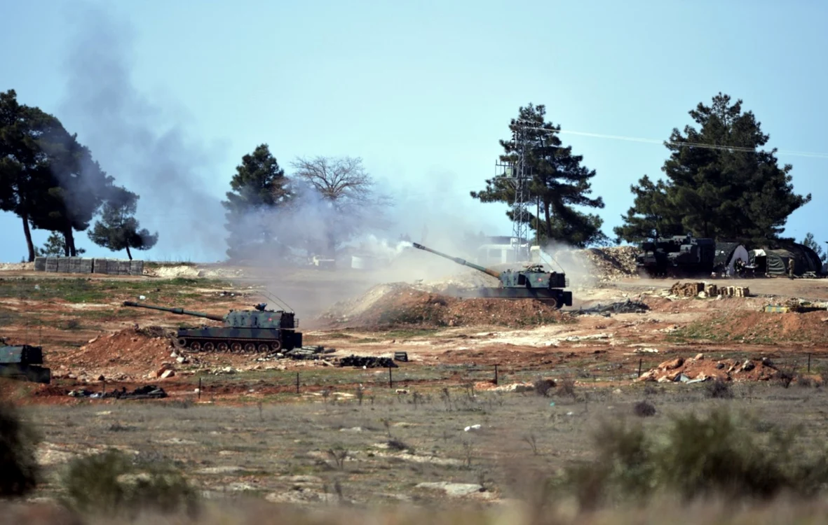 Tancuri ale armatei turce poziţionate la Oncupinar, în provincia Kilis, la graniţa cu Siria FOTO AP