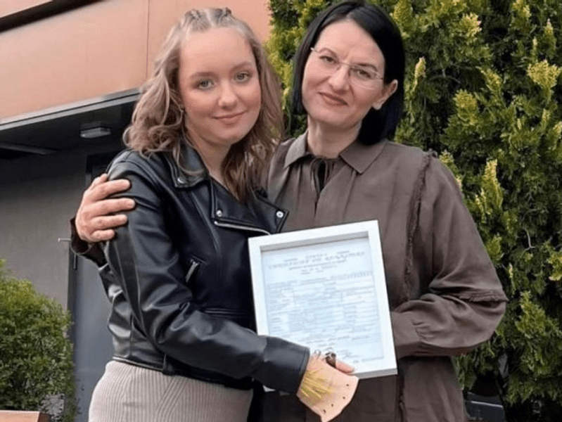 Gest emoţionant făcut de Alexia pentru medicul care i-a replantat braţele. Ce cadou i-a oferit